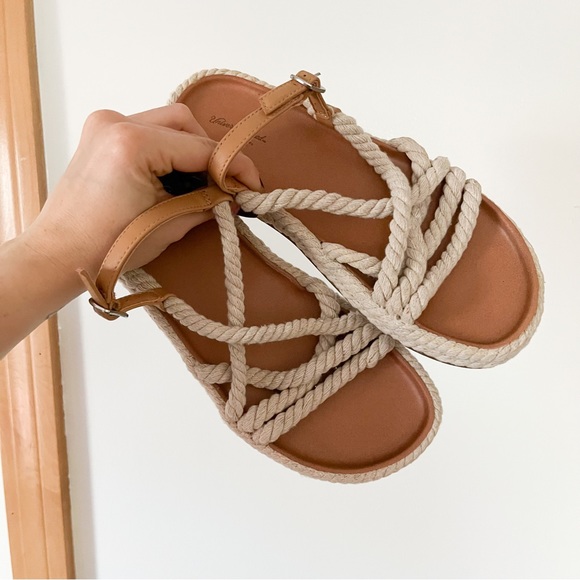 Universal Thread Sandals - Picture 2 of 3